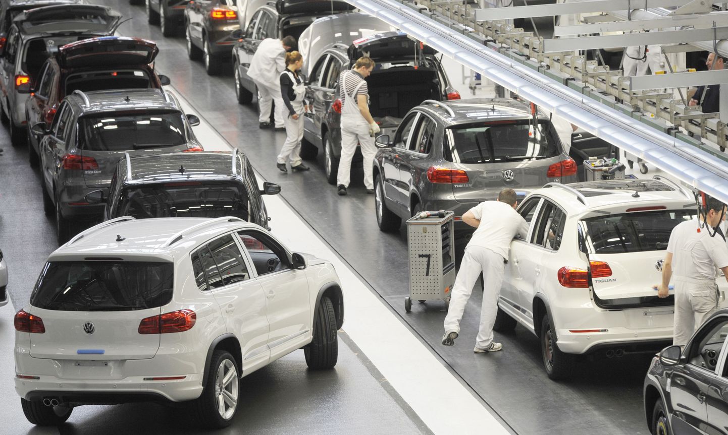 Volkswagen juhib endiselt automüüki Euroopas. Pildil VW Tiguanide tootmine Wolfsburgi tehases.