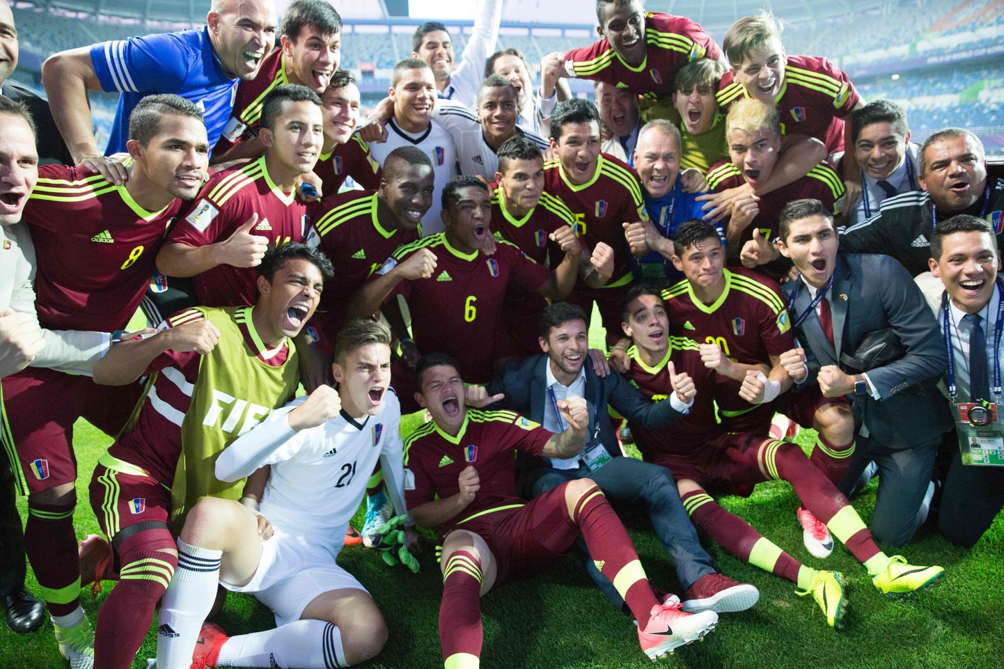 Venetsueela jalgpallikoondise mängijad tähistavad poolfinaalis saavutatud võitu Uruguai üle.