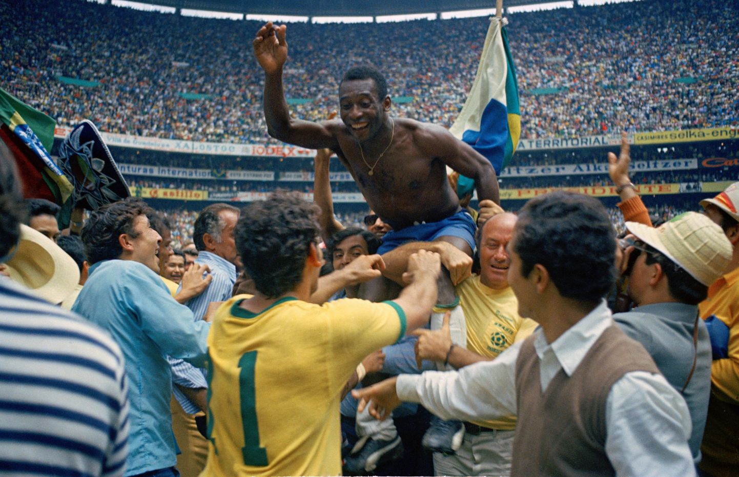 Jalgpallikuningas Pele tähistamas 1970. aasta MM-tiitlit.