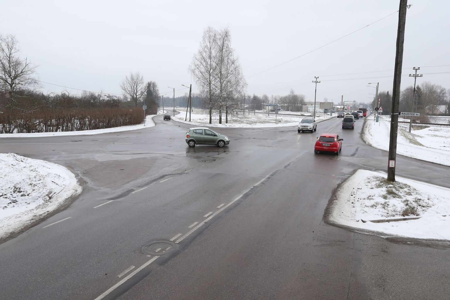 Liiklusohtlikke olukordi tekitava Aardla-Soinaste-Raudtee tänava viie tee ristmiku ümberehitamise projekt valmis eelmisel aastal. Praegu seda aastaid ümberehitust oodanud kohta Tartu eelarves pole, kuid linnavalitsus otsib võimalusi, et vajalik töö tänavu siiski ära teha.