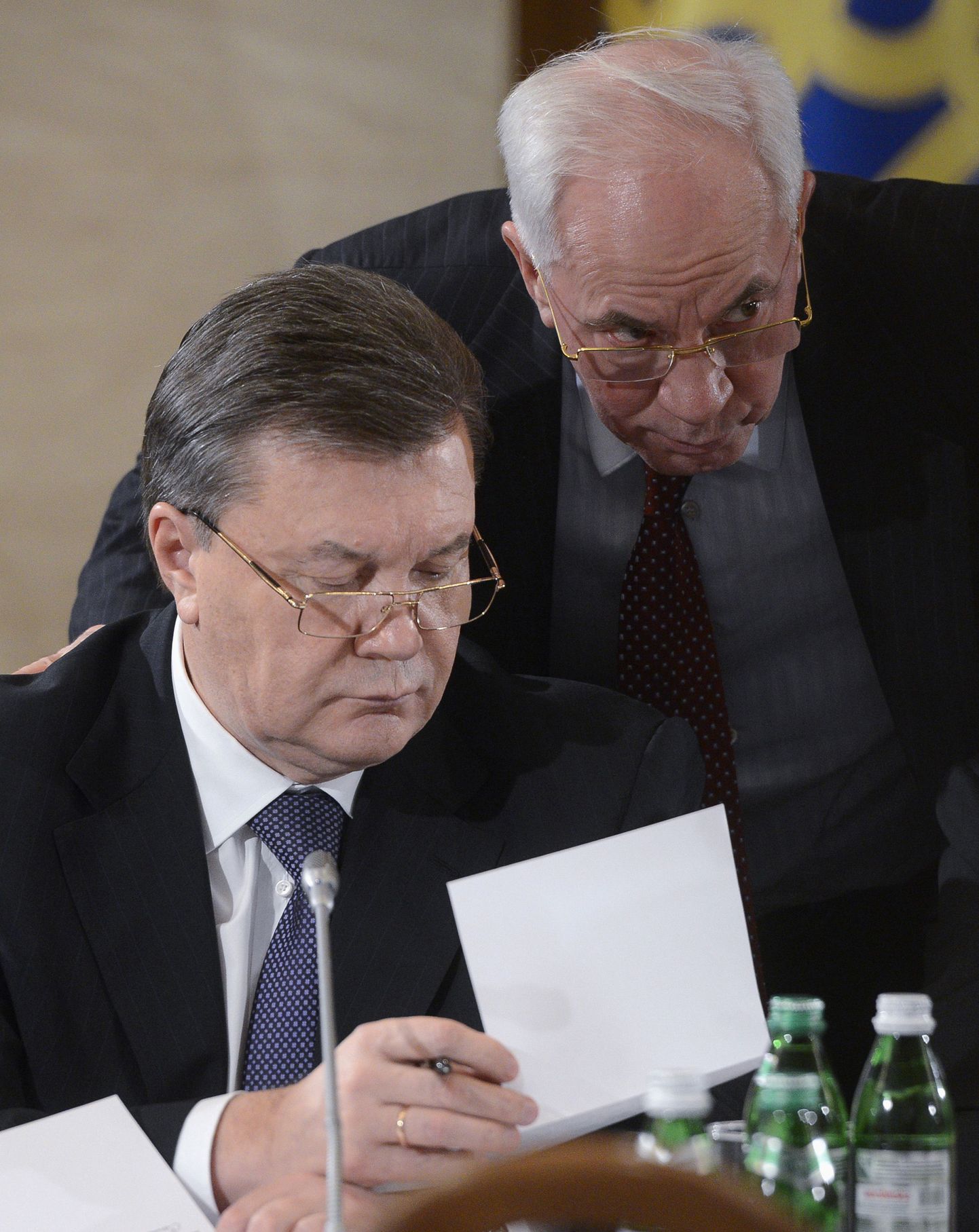 Ukraina president Viktor Janukovõtš (vasakul) koos peaministri Mõkola Azaroviga mullu detsembris.