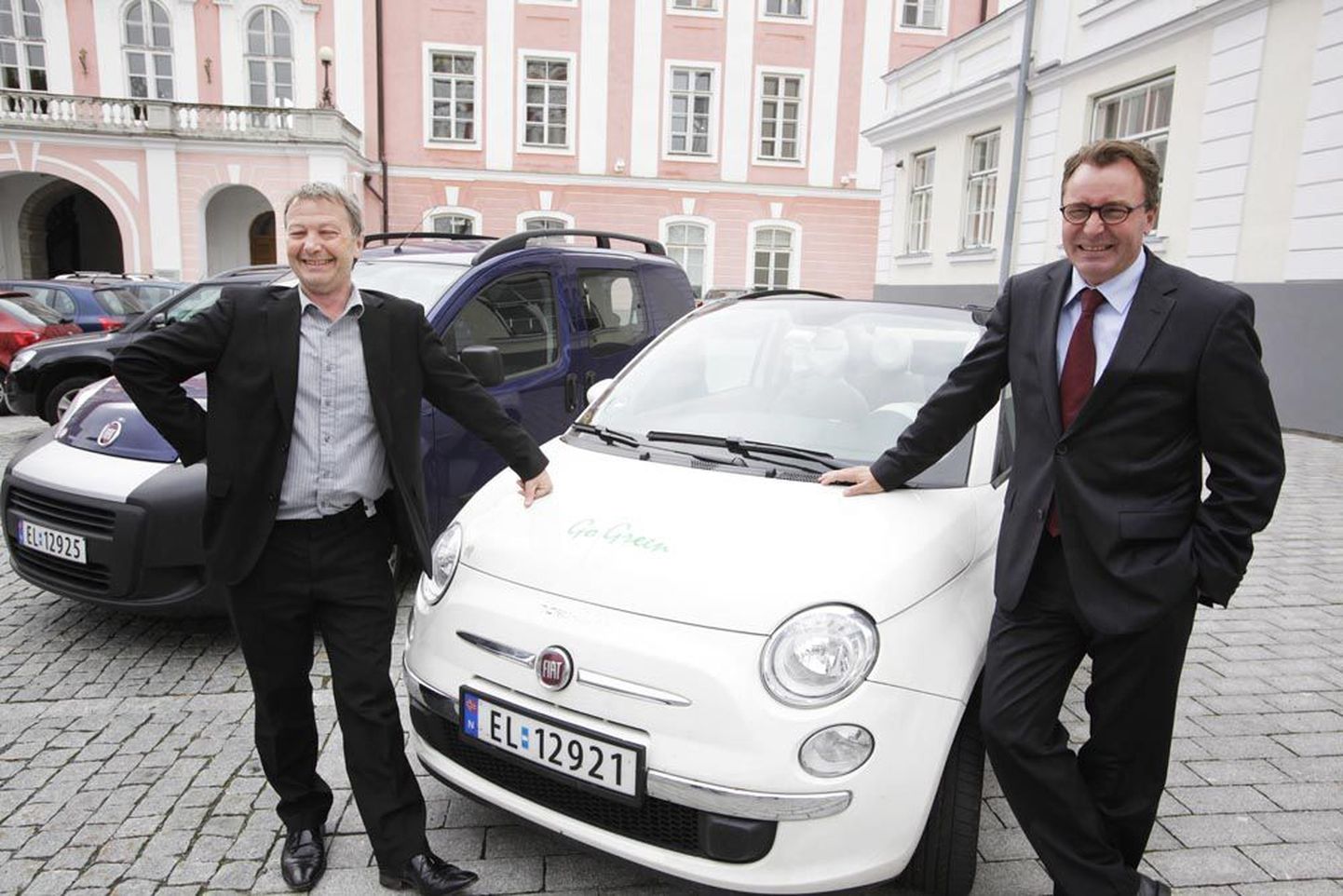 Norra valitsuse elektrifitseerimisnõukogu esimees Rune Haaland (vasakul) ja Taani firma ChoosEV nõukogu juht Henrik Isaksen tõdesid Tallinnas käies, et elektriautod on mõeldud eelkõige 
ikkagi linnas liikumiseks.