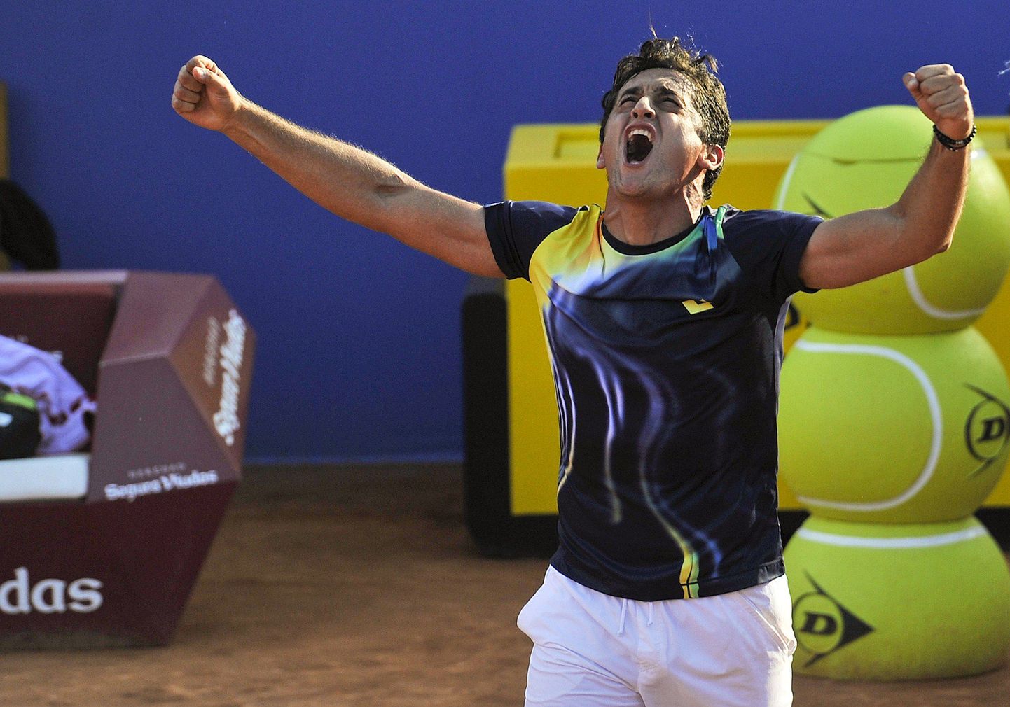 Spanish tennis player Nicolas Almagro celebrates after winning the ATP Barcelona Open "Conde de Godo" tennis match against Spanish tennis player Rafael Nadal in Barcelona on April 25, 2014. Almagro won the match 2-6, 7-6 (7/5), 6-4.  AFP PHOTO / JOSEP LAGO