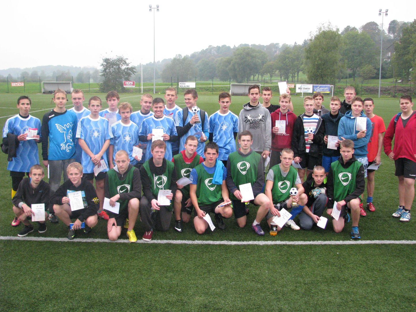 Esmaspäeval peetud maakonna koolide jalgpalliturniiril osales üheksa meeskonda. Pildile kogunesid kolme edukama, Tarvastu, Kesklinna ja Jakobsoni kooli võistkonna mängijad.