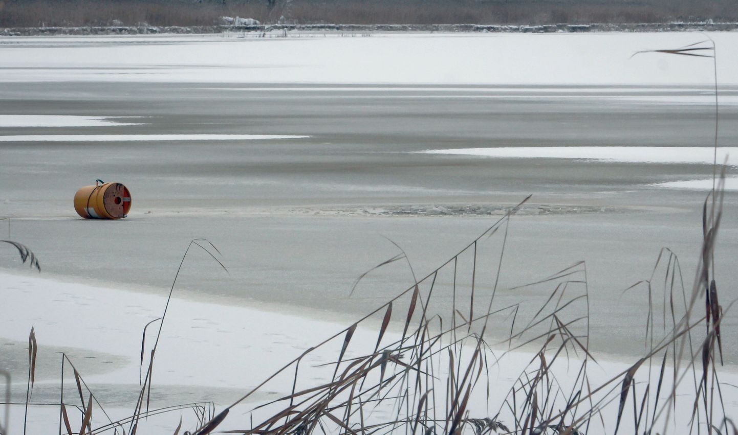 Päästjad tõid Pärnu jõe õhukeselt jäält kaldale vanema mehe, kes vaatamata meedikute pingutustele suri.
