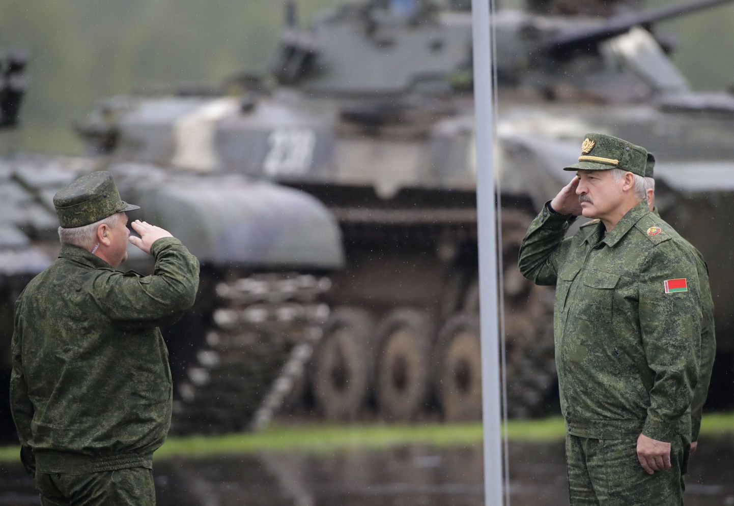 President Aljaksandr Lukašenka (paremal) vaatles suurõppust Zapad-2017.