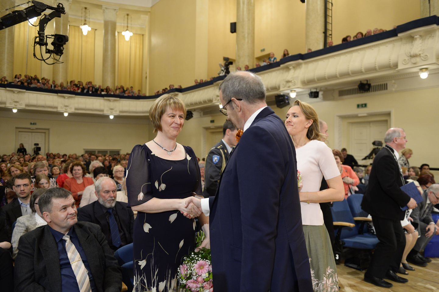 Президент Тоомас Хендрик Ильвес и Хели Кару, удостоившаяся титула "мать года".