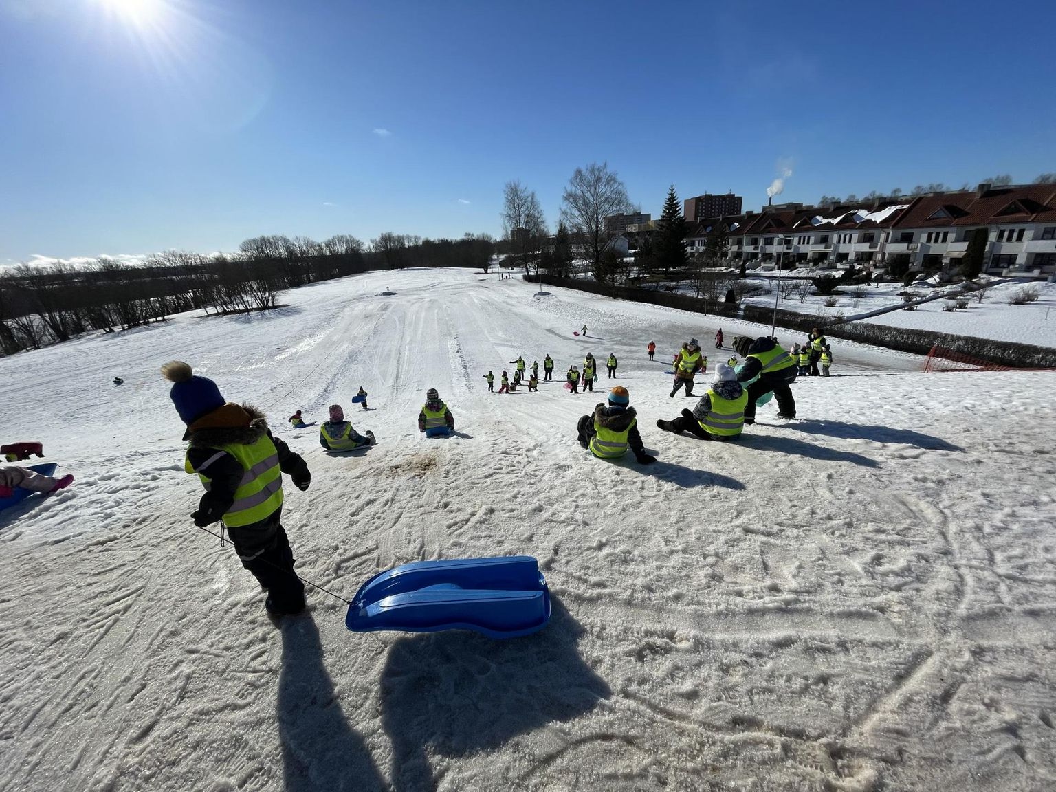 Vastlapäeva ennelõunal lustis Huntaugu mäel palju lapsi. Lähedal asuva lasteaia rühmad olid tulnud mäele liu pikkust proovima ning lapsed teadsid rääkida, et kelku pole tarviski, vaid saab niisama tagumiku peal mäest alla libiseda.