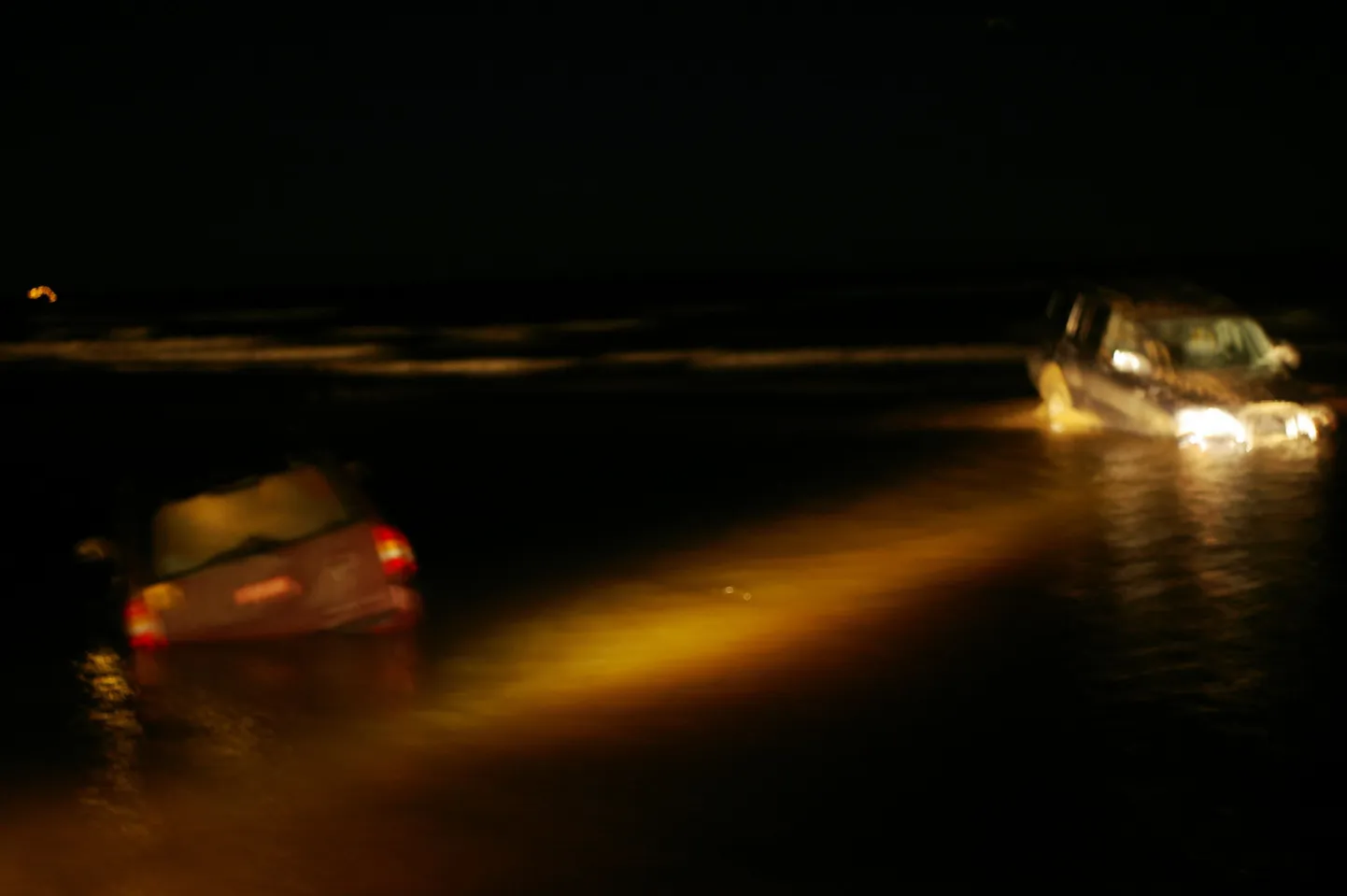 Narva-Jõesuus otsustasid kaks autojuhti vaate nautimiseks sõidukitega merre sõita ja jäid pehmesse pinnasesse kinni.