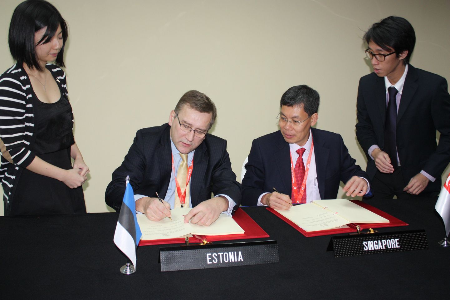 Juhan Parts ja Singapuri transpordiminister Lui Tuck Yew allkirjastamas Eesti ja Singapuri vahelist lennunduslepet.