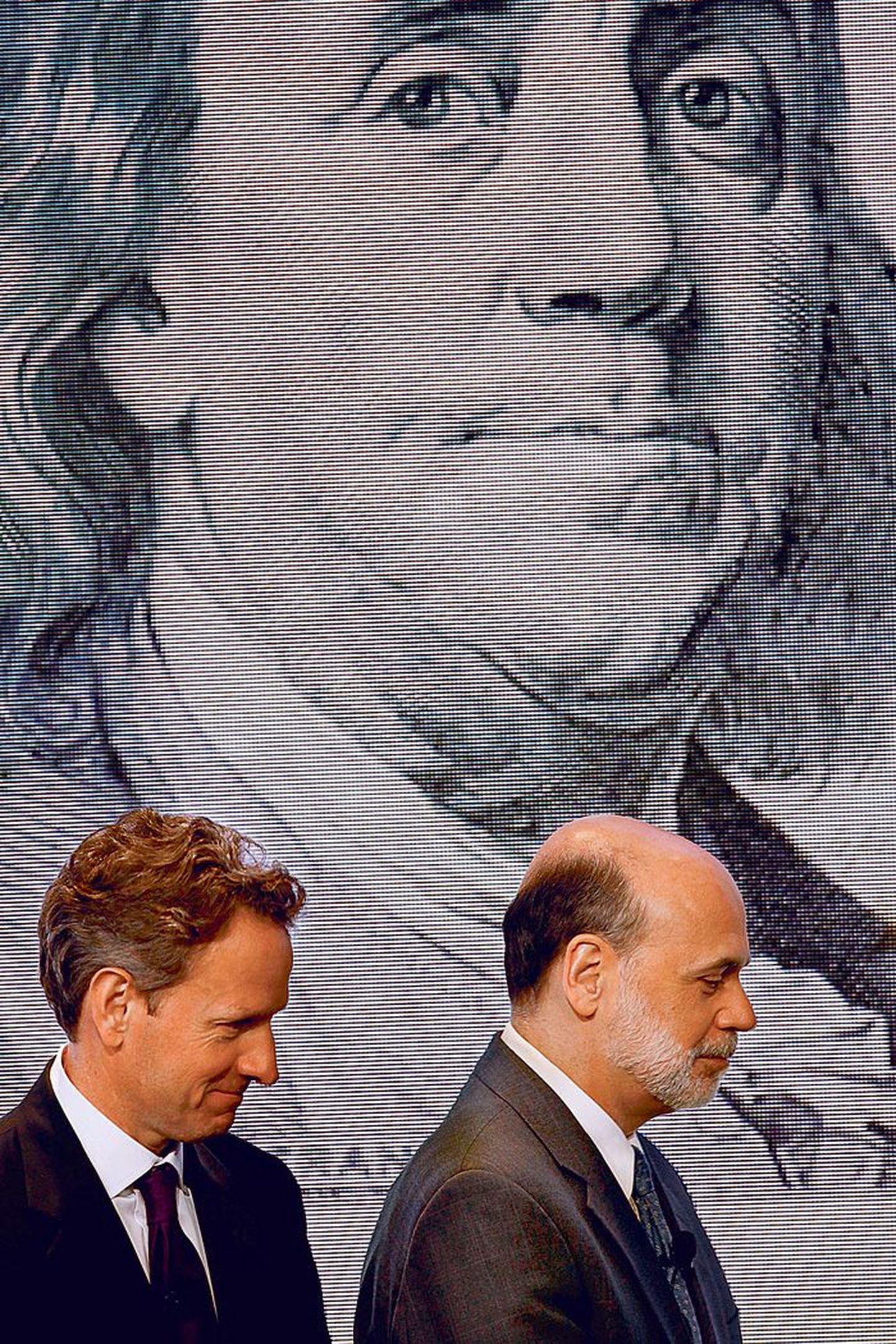 Глава минфина США Тимоти Грейтнер и глава центробанка Бен Бернанке на презентации новой стодолларовой купюры.
