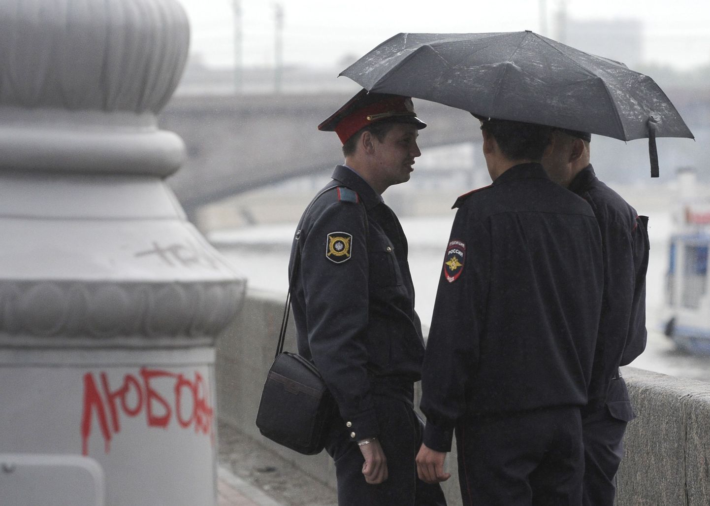Vene politsei vihma eest varjumas.