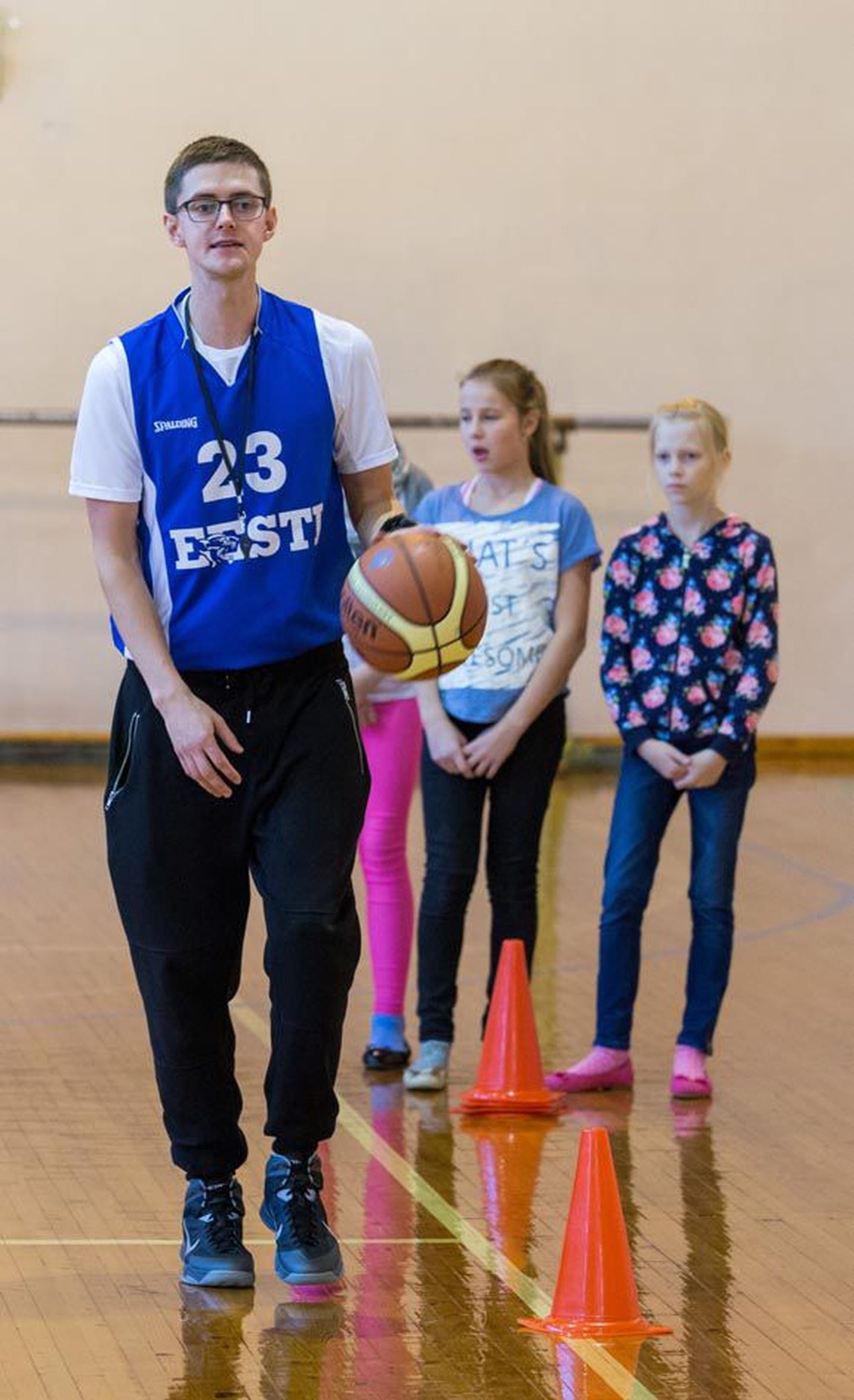 Lisaks teatrihuvile köidab Harri Ausmaad ka korvpallimäng.