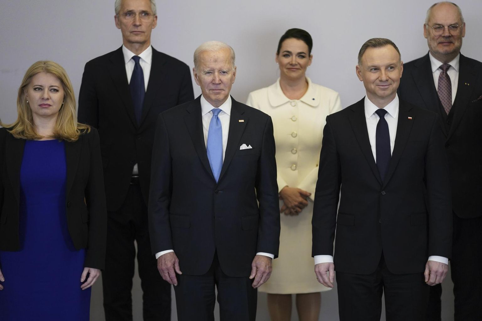 Osa nn Bukaresti üheksa formaadi Varssavi laiendatud tippkohtumise osalistest paraadfotol: vasakult Slovakkia president Zuzana Čaputová, NATO peasekretär Jens Stoltenberg, USA president Joe Biden, Ungari president Katalin Novák, Poola president Andrzej Duda ja Eesti president Alar Karis.