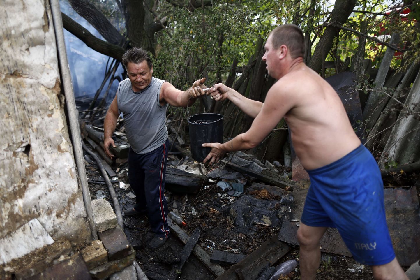 Donetski elanikud täna pärast pommitamist maja kustutamas.