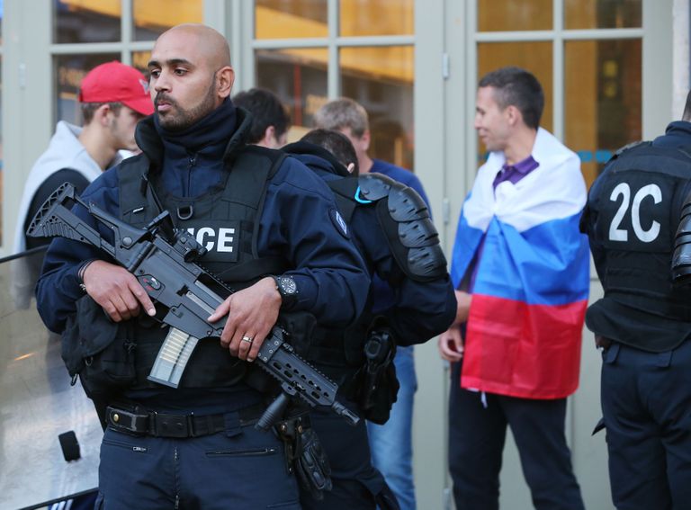 Prantsuse politsei ja Vene fännid Lille'i tänaval. Foto: Scanpix