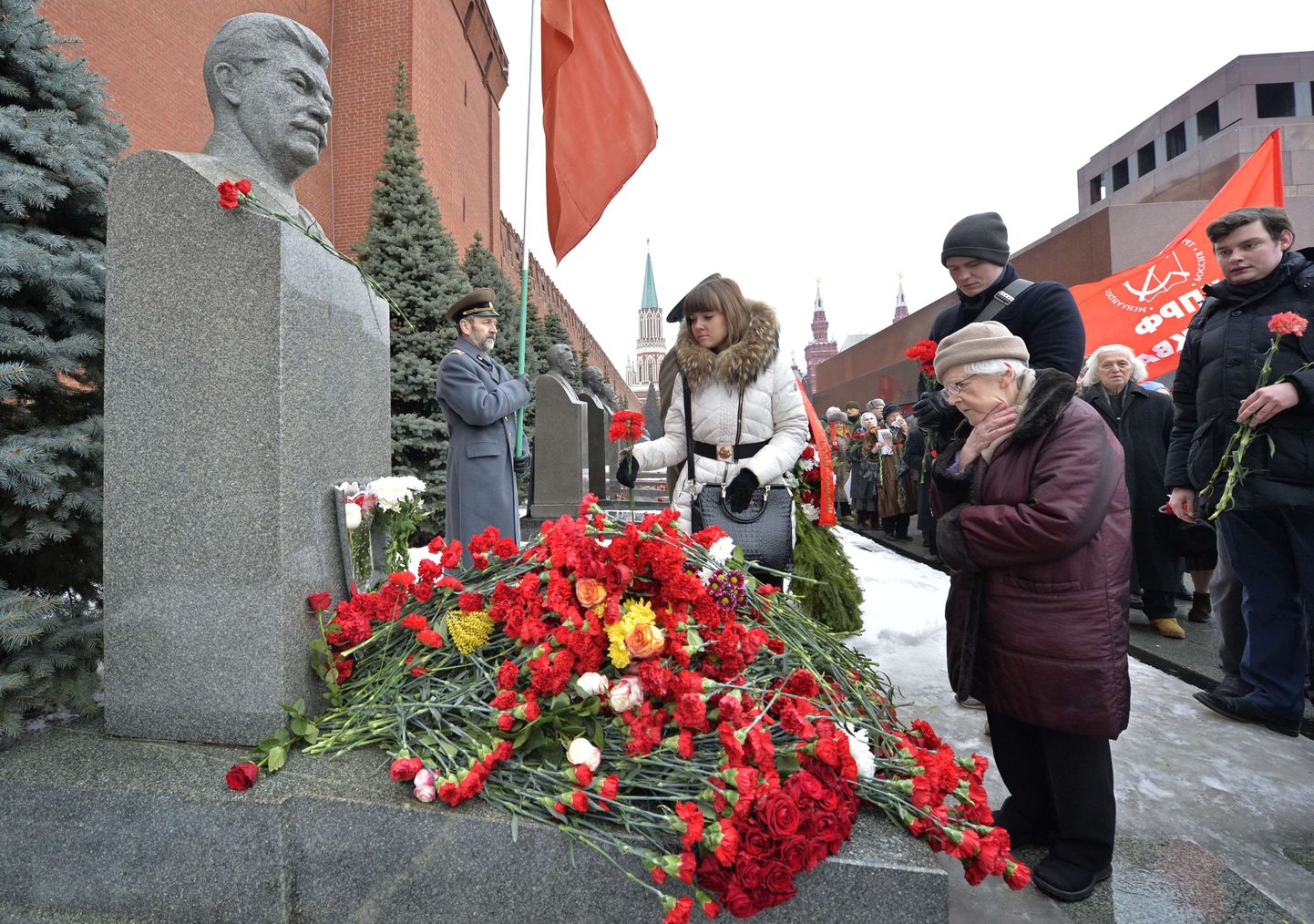 Vene kommunistide poolehoidjad panid eile Moskvas Jossif Stalini hauale lilli, tähistades 62 aasta möödumist diktaatori surmast.
