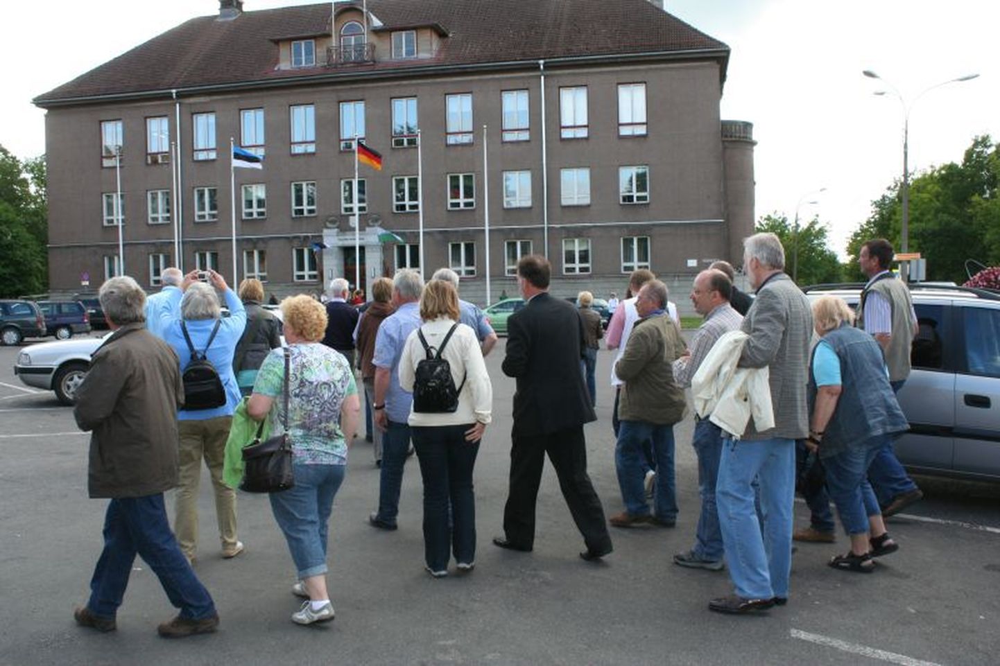 Saksa põllumehed Viljandi maavalitsuse ees.