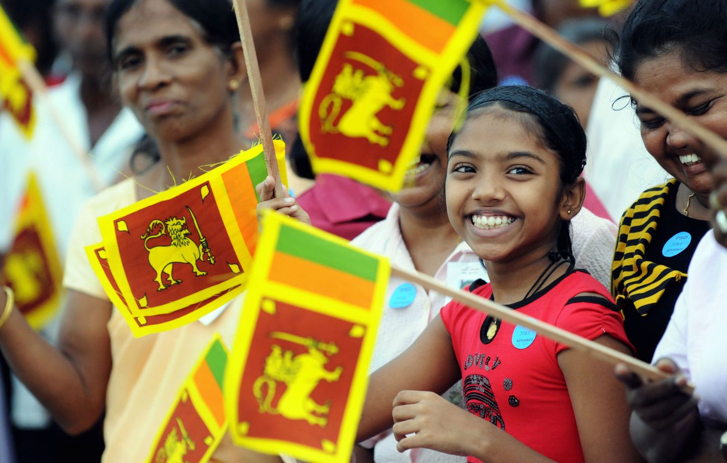 Presidenti Sri Lanka lippudega tervitama kogunenud rahvas.