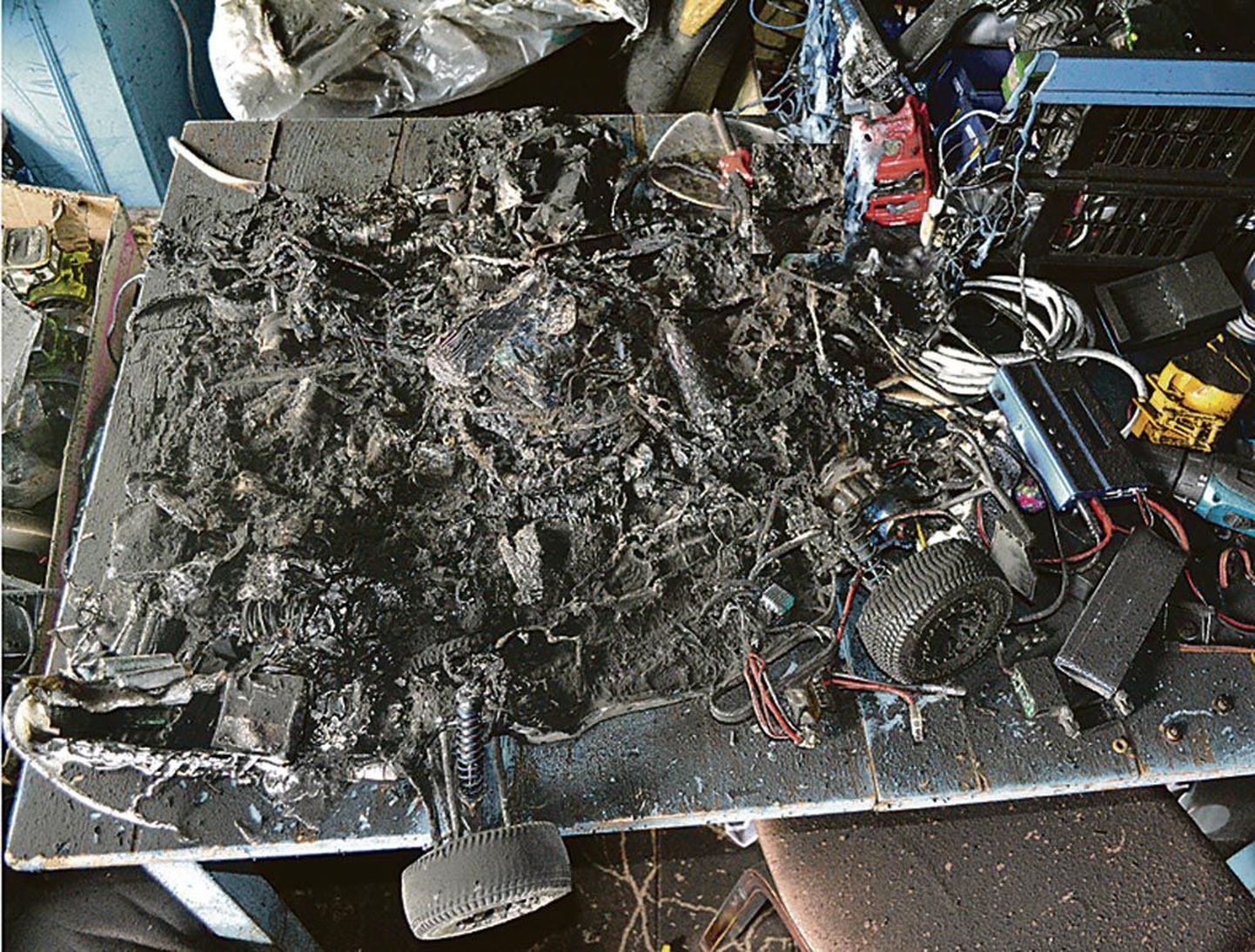 Mängumasinad ei olnud laadimas, vaid seisid laual. Seetõttu pole selge, mis võis põlengu põhjustada.