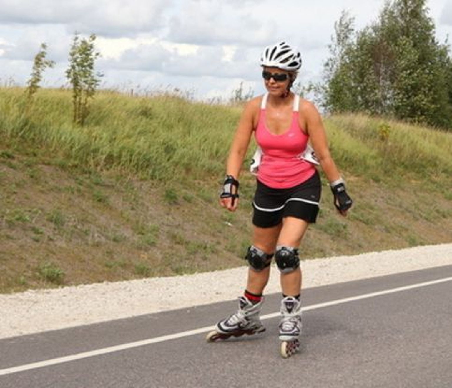 Pildil liugleb Evelin Ilves mullusel Tartu rulluisumaratonil..