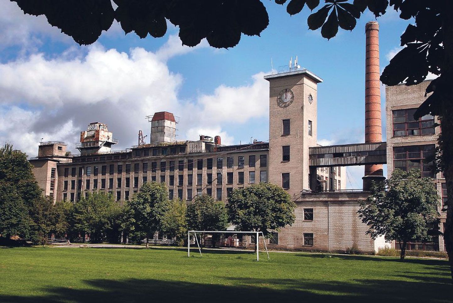 Tootsis 1938. aastal valminud briketivabrik jääb alles oma ajaloolises osas alates paremalt paistvast kellatornist, mis on kasutusel olnud kui veetorn.