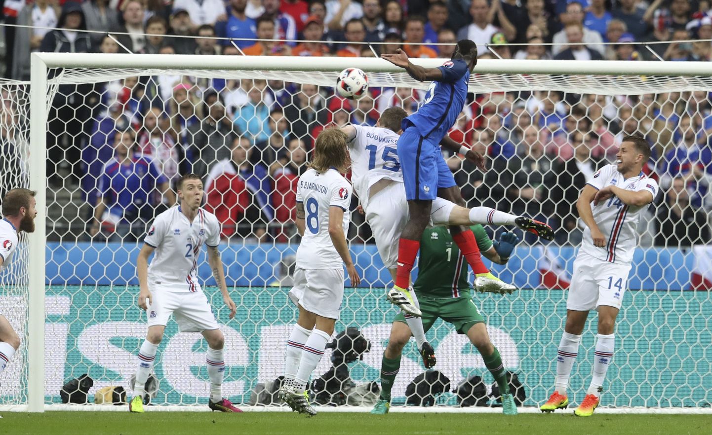 Погда забивает гол в четвертьфинальном матче Евро-2016 против Исландии.