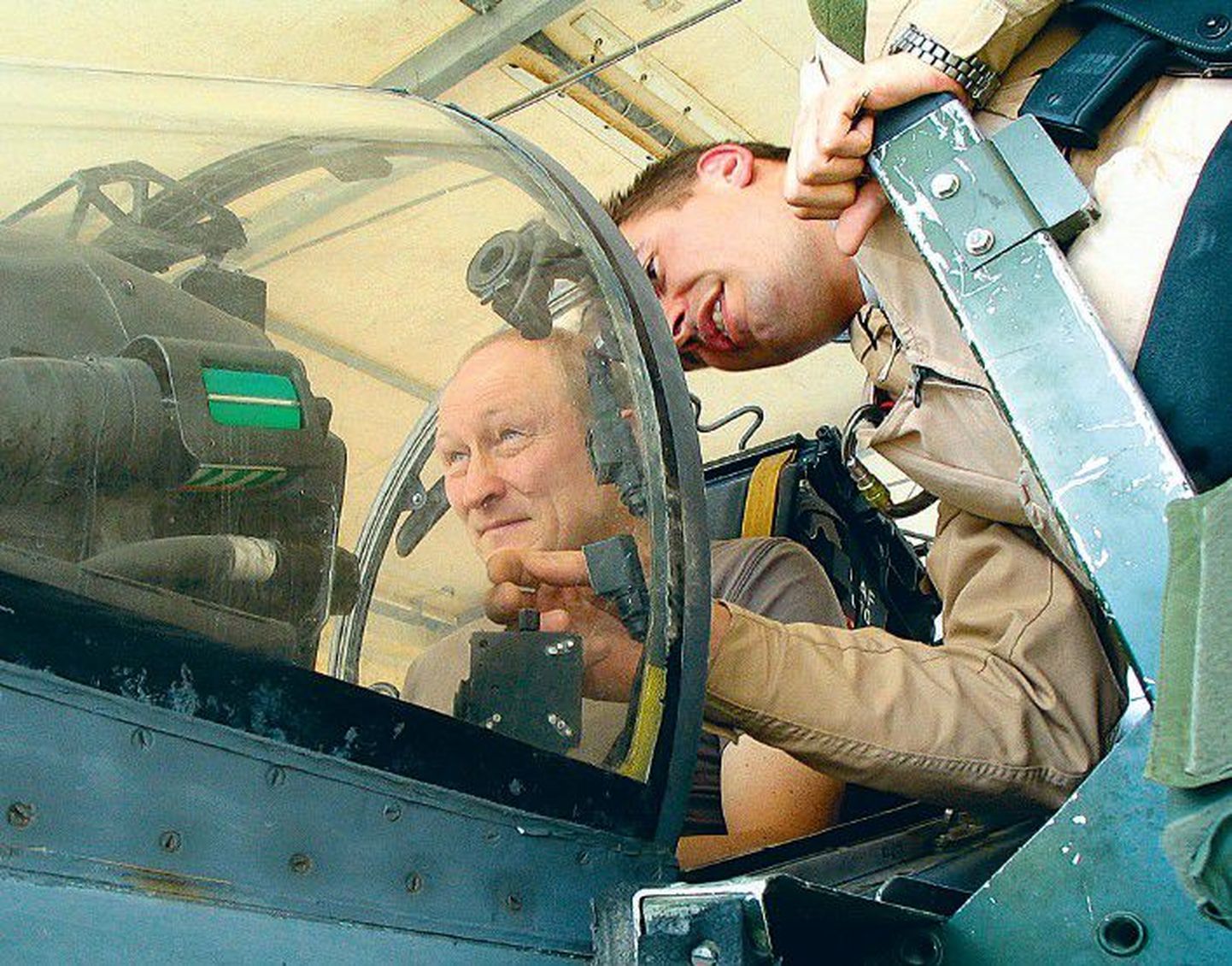 Kaitseminister Jaak Aaviksoo uuris möödunud reedel Afganistanis Kandahari lennuväljal Briti lennuväeinstruktori seltsis hävituslennukit Harrier. Ka Eesti kaitsejõud peavad lennukiostuplaane, kuid lähiaastatel selleks raha ei jätku.