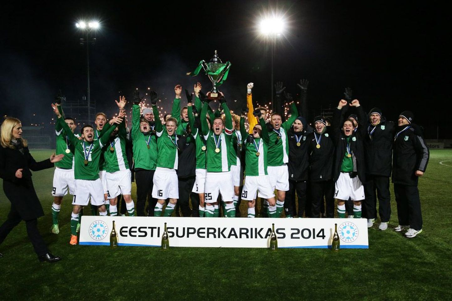 FC Flora Superkarika võitu tähistamas.