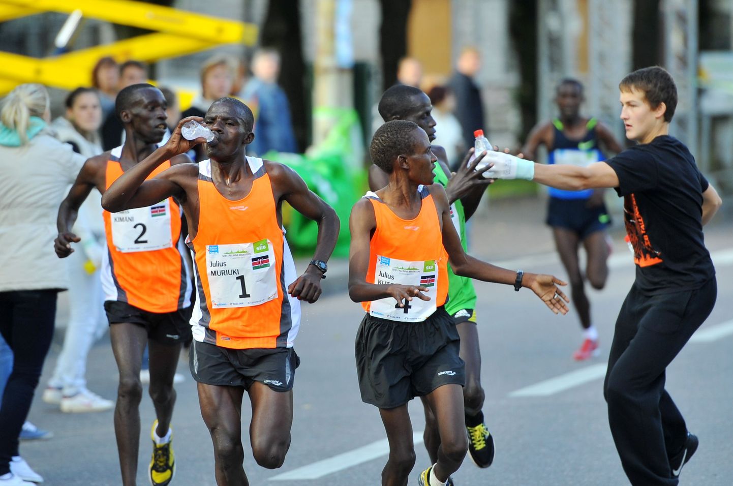 Tänavuse Tallinna maratoni osalejad jooksurajal.