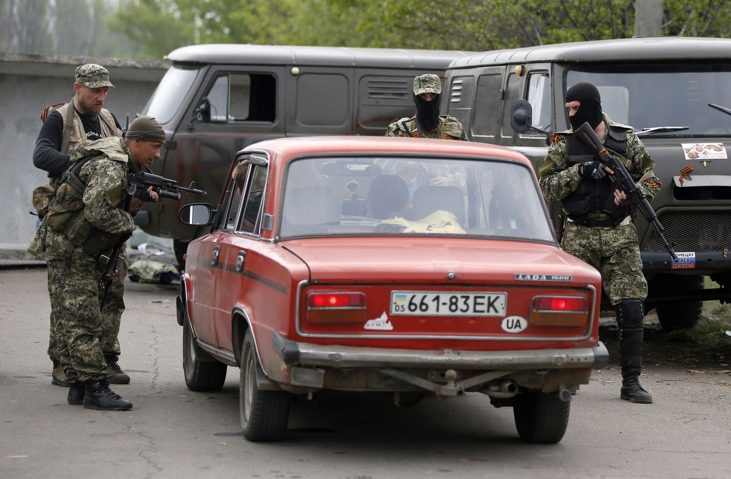 Venemeelsed separatistid kontrollivad autot Kramatorski lennuvälja lähistele rajatud kontrollpunktis. Foto tehtud 2. mail.