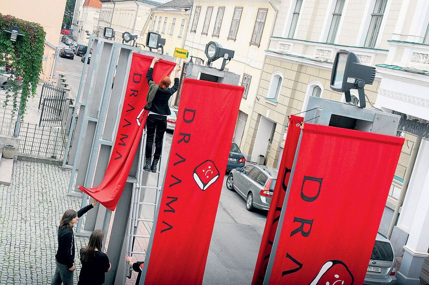 Tartu kesklinnas nädalavahetusel üles riputatud plagud annavad märku, et alanud on festival Draama.