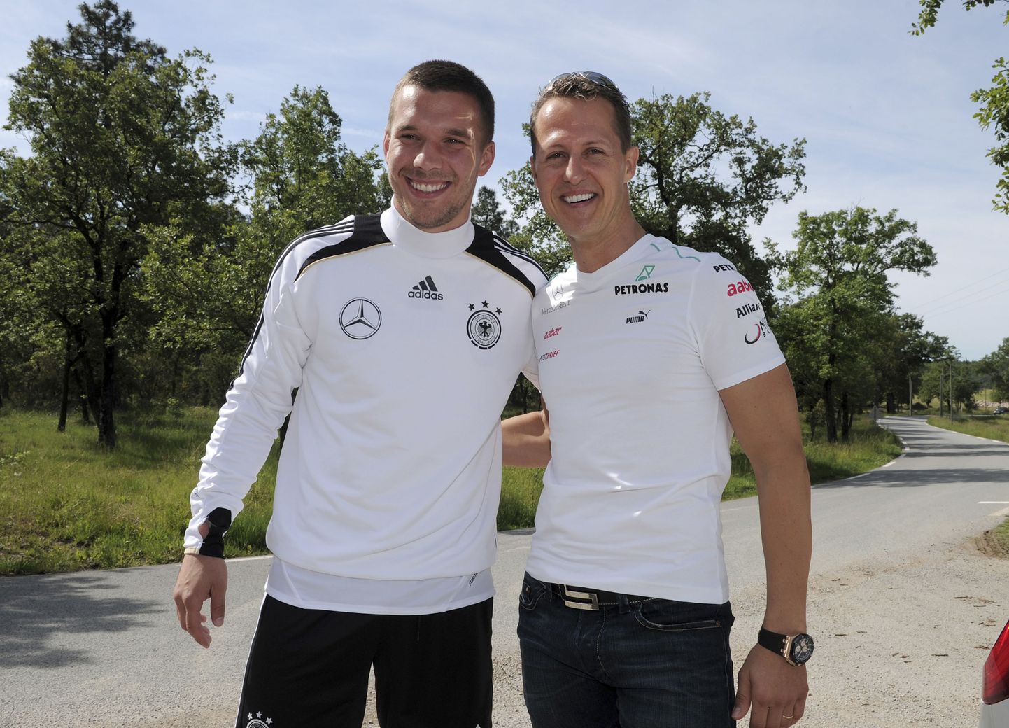 Lukas Podolski (vasakul) pidas MMi avamängu eel meeles oma head sõpra Michael Schumacherit (paremal).