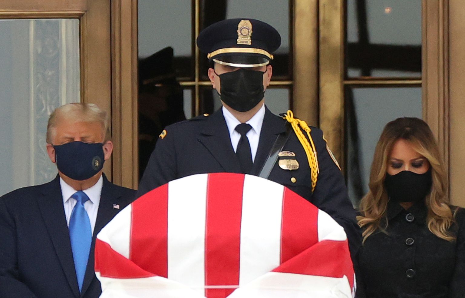 USA president Donald Trump (vasakul) Ruth Bader Ginsburgi ärasaatmisel.