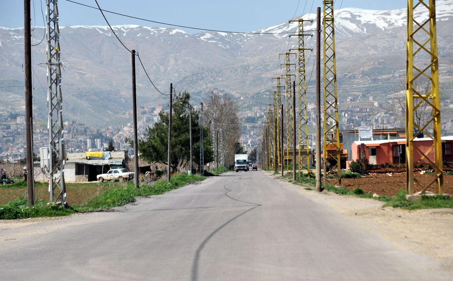 Дорога, ведущая в город Зале в долине Бекаа.