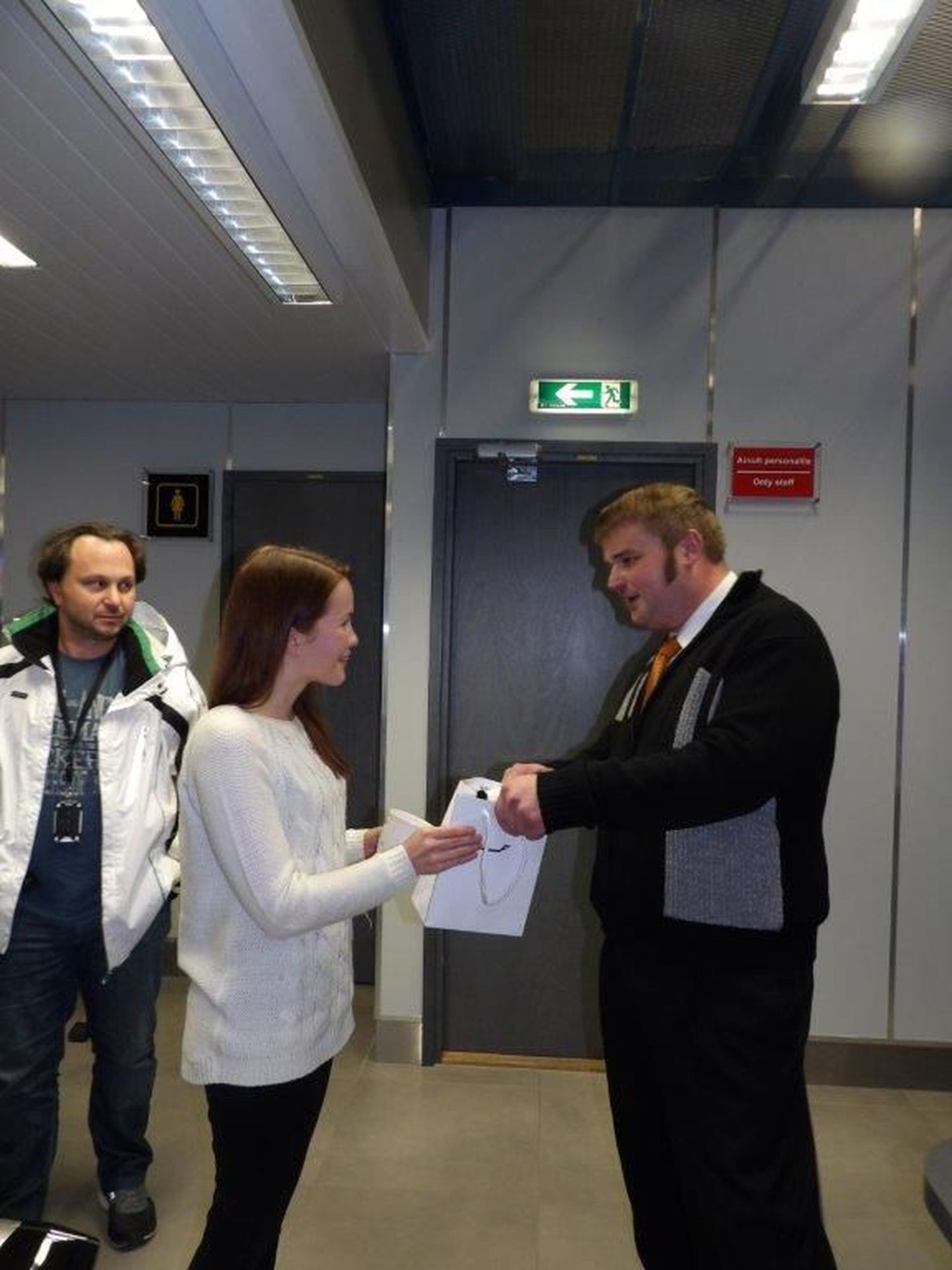 Tartu lennujaam õnnitles tänavust 20 000. reisijat, kelleks oli Marienhami sõitnud rootslanna. Pildil tervitab reisijat Tartu lennujaama juhataja Juhan-Johhen Ross.