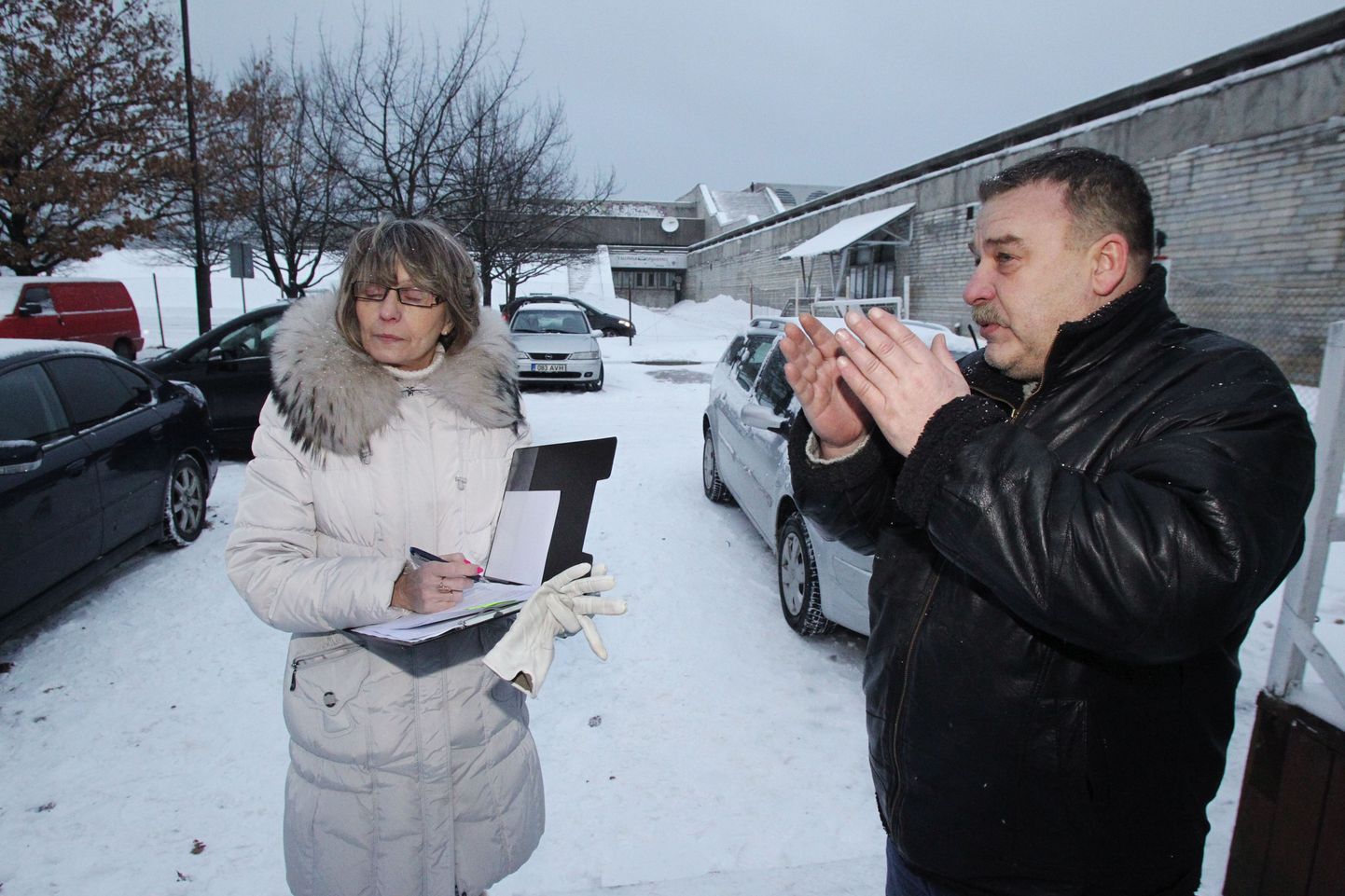 Põhja-Tallinna valitsuse ettevõtluse osakonna peaspetsialist Lille Jenk
ja OÜ Kõlakoda tehnikadirektor Sergei Izotov kirjutasid reedel alla paberitele, millega parkla ühelt firmalt teisele üle läheb.