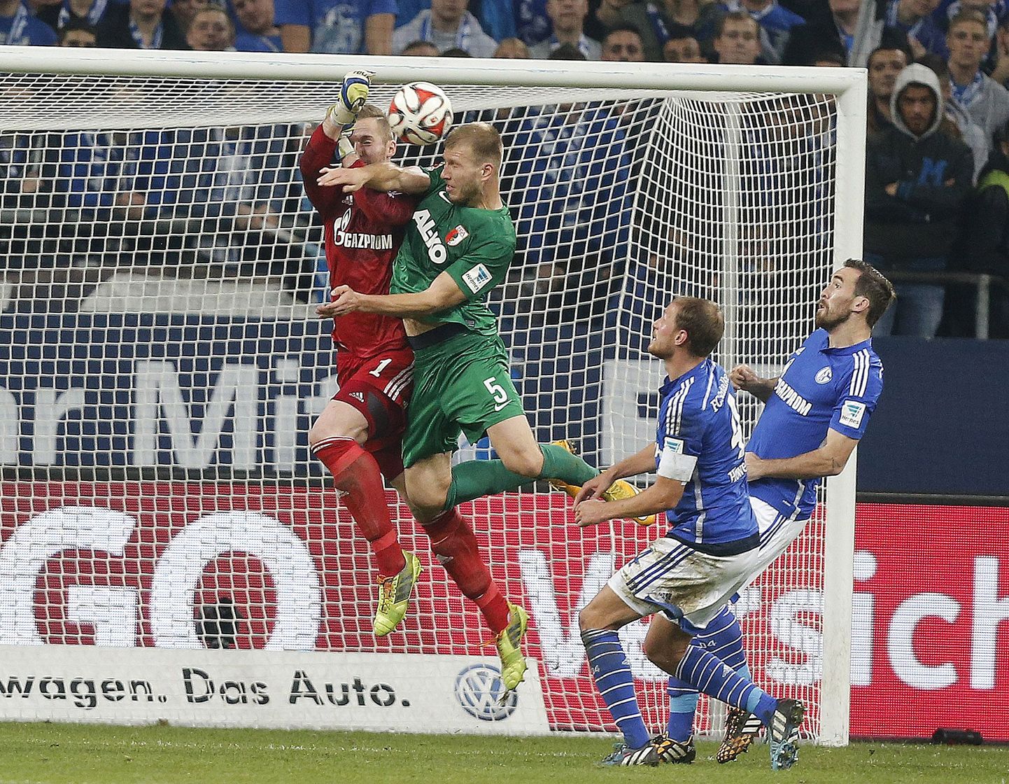 Ragnar Klavan (keskel) võitleb palli pärast Schalke väravavahi Ralf Fährmanniga.