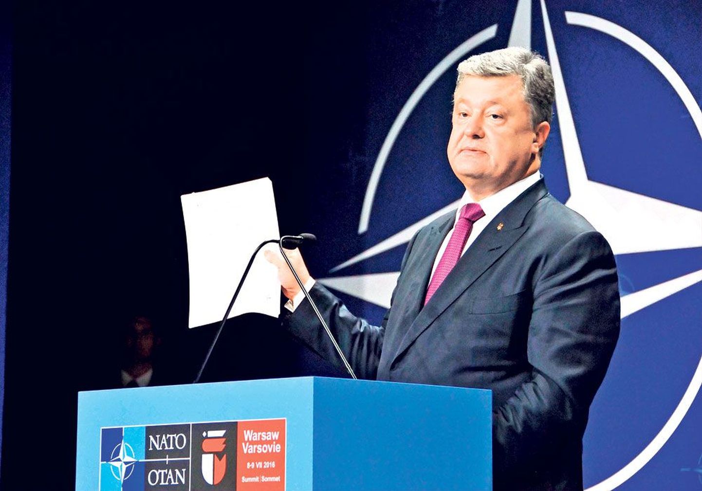 Украинский президент Петр Порошенко показал журналистам документы, в которых расписаны планы НАТО по оказанию помощи его стране.