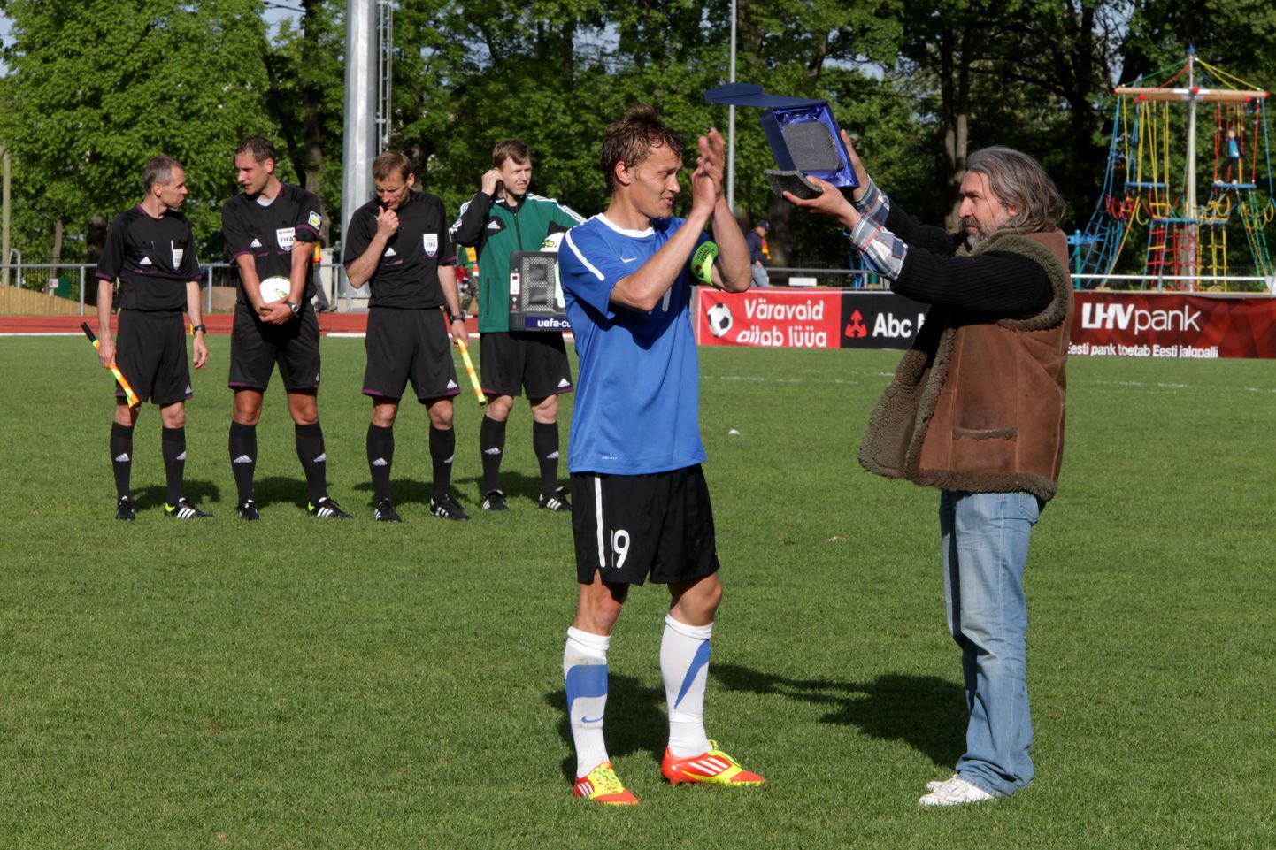 Eeti koondise kapten Alo Bärengrub võtab Aivar Pohlakult vastu Balti turniiri kolmanda koha auhinna.