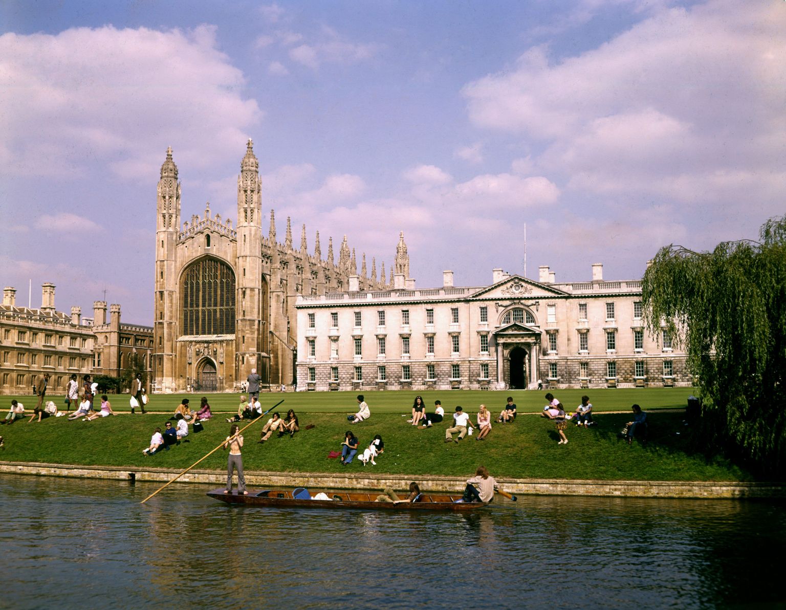 Inimesed Cambridge'is Cami jõe ääres.