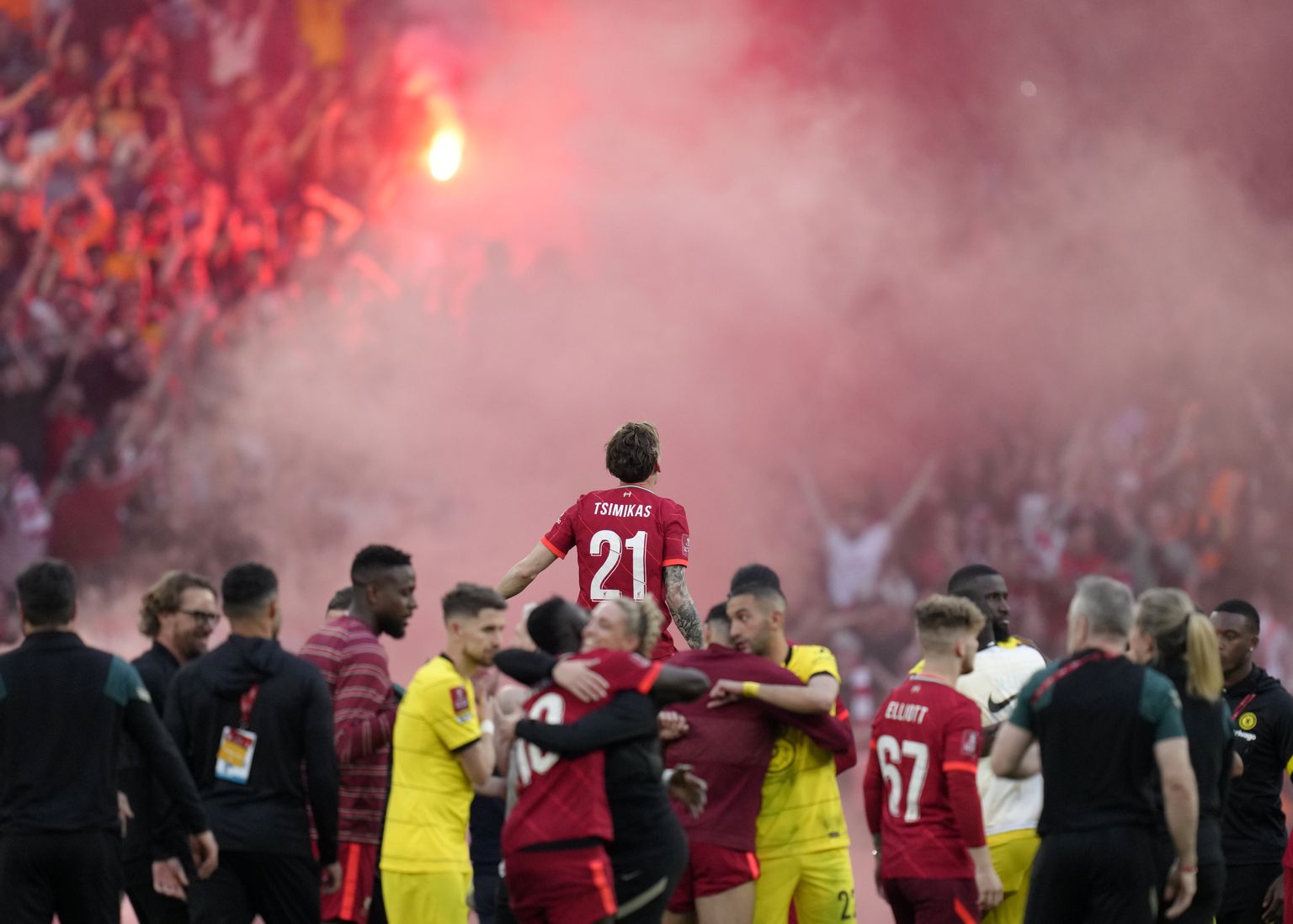 Liverpooli mängijad kannavad kätel Konstantinos Tsimikast, kes lõi sisse otsustava penalti.