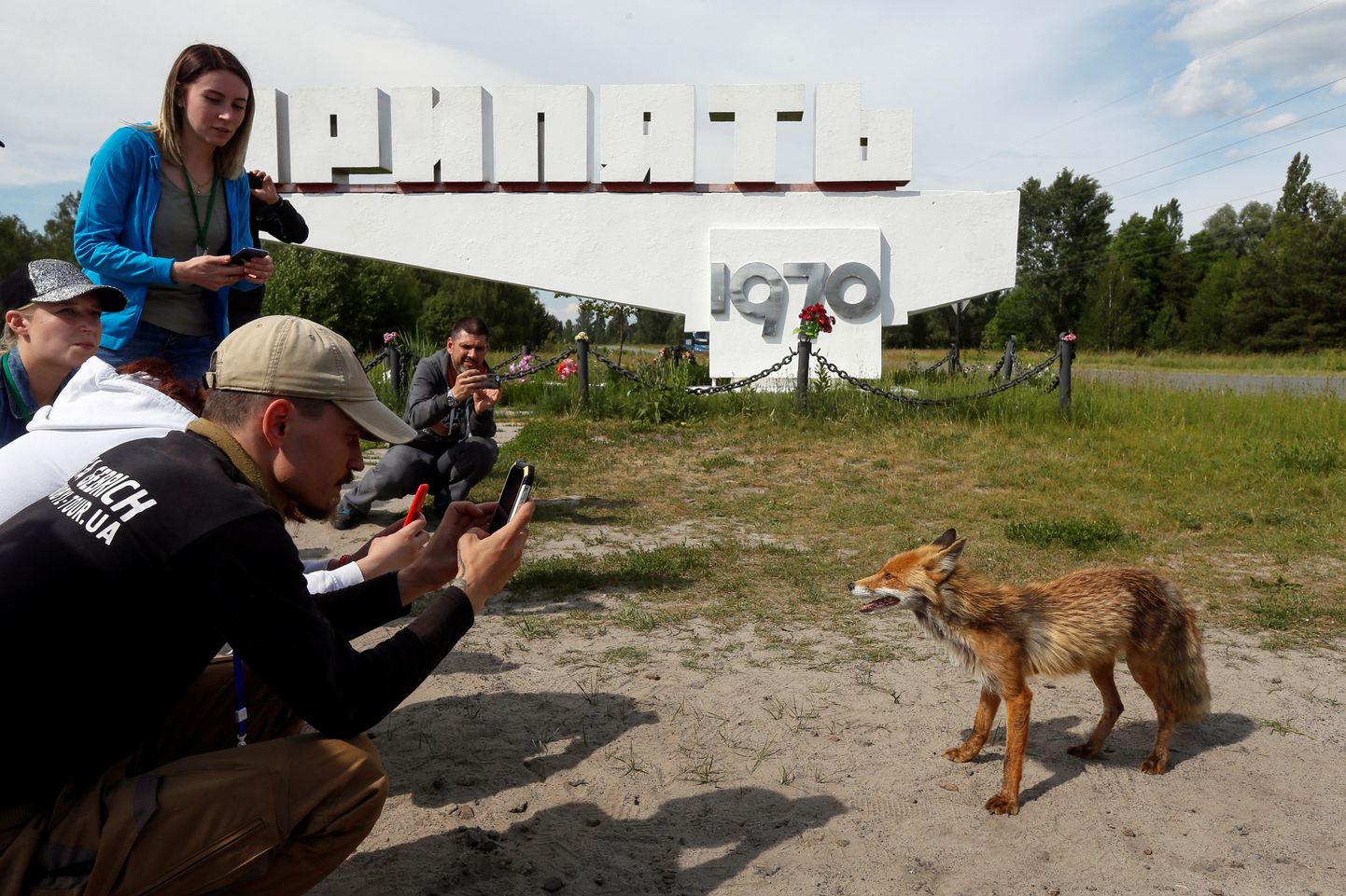 Turistid pildistavad rebast hüljatud linnas Prõpjat Tšornobli kõrval.
