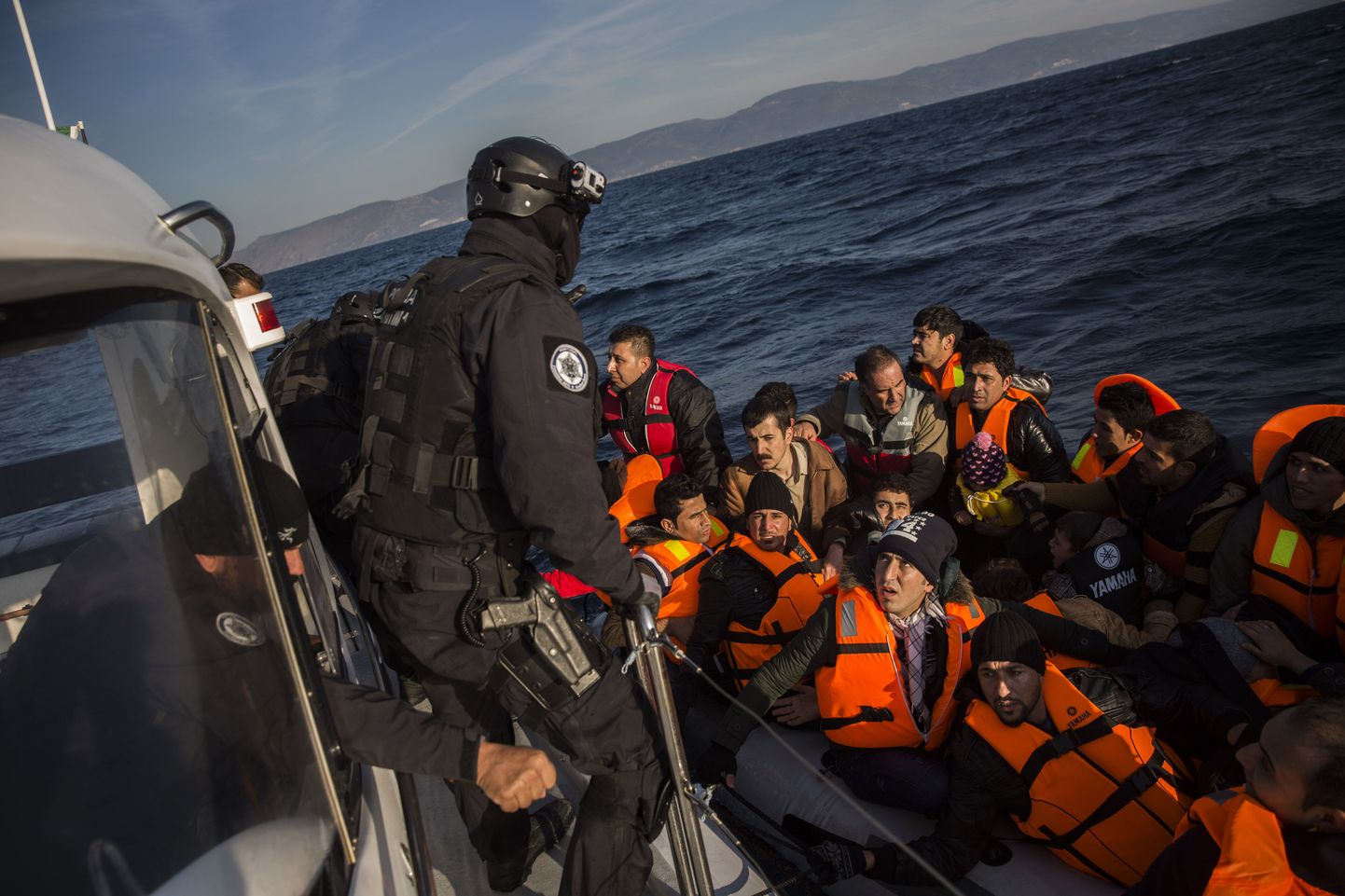 Frontexi piirivalvurid päästavad avamerele triivinud migrantide aluse, kelle eesmärgiks on jõuda Kreeka Lesbose saarele.