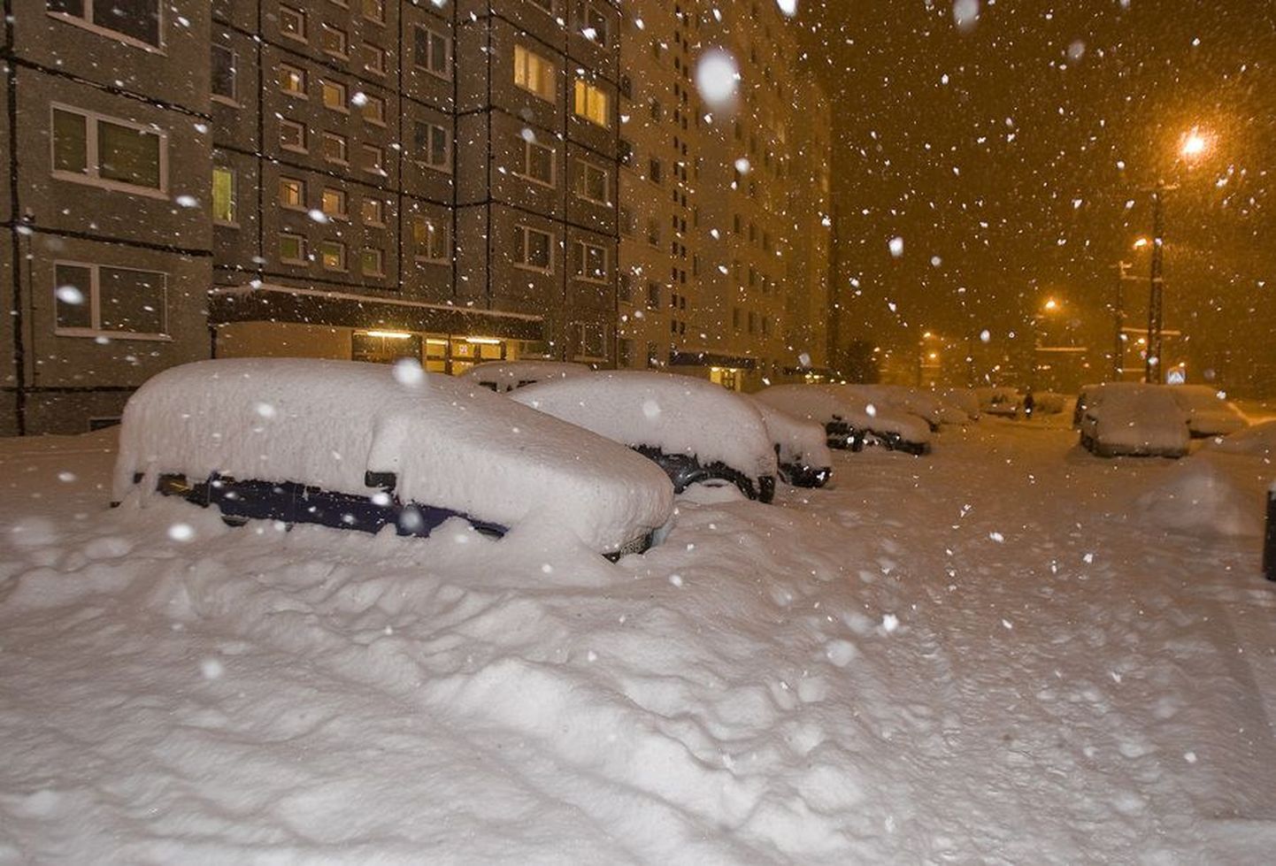 Kortermaja ette pargitud autod takistavad Mustamäel lume koristamist.