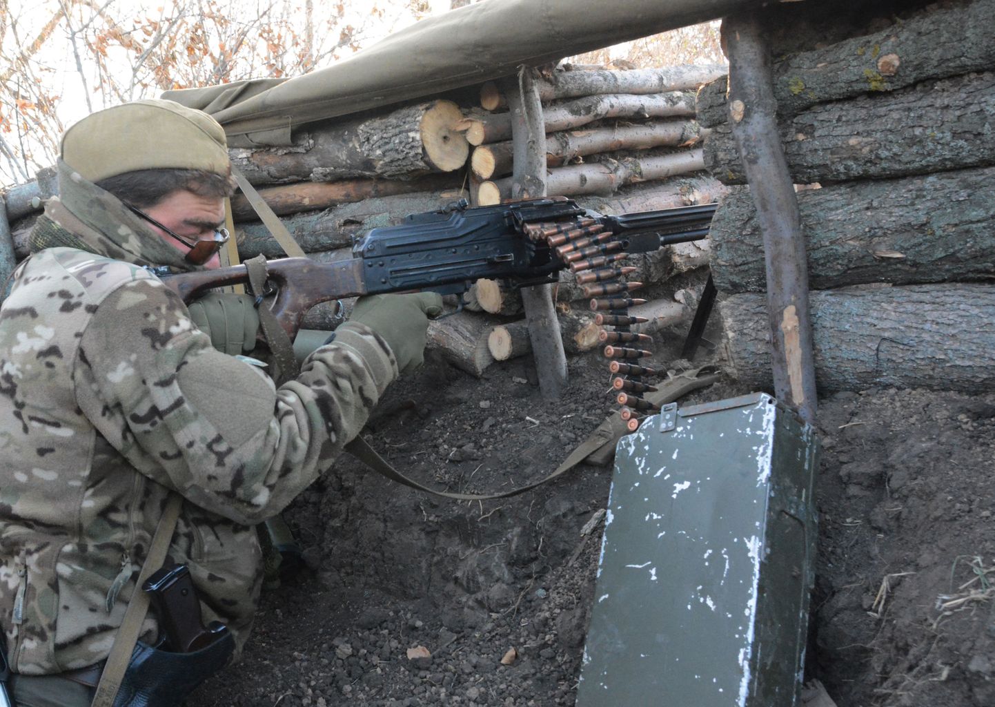 Donetski oblasti separatist lahingpositsioonil Novoazovski lähistel.