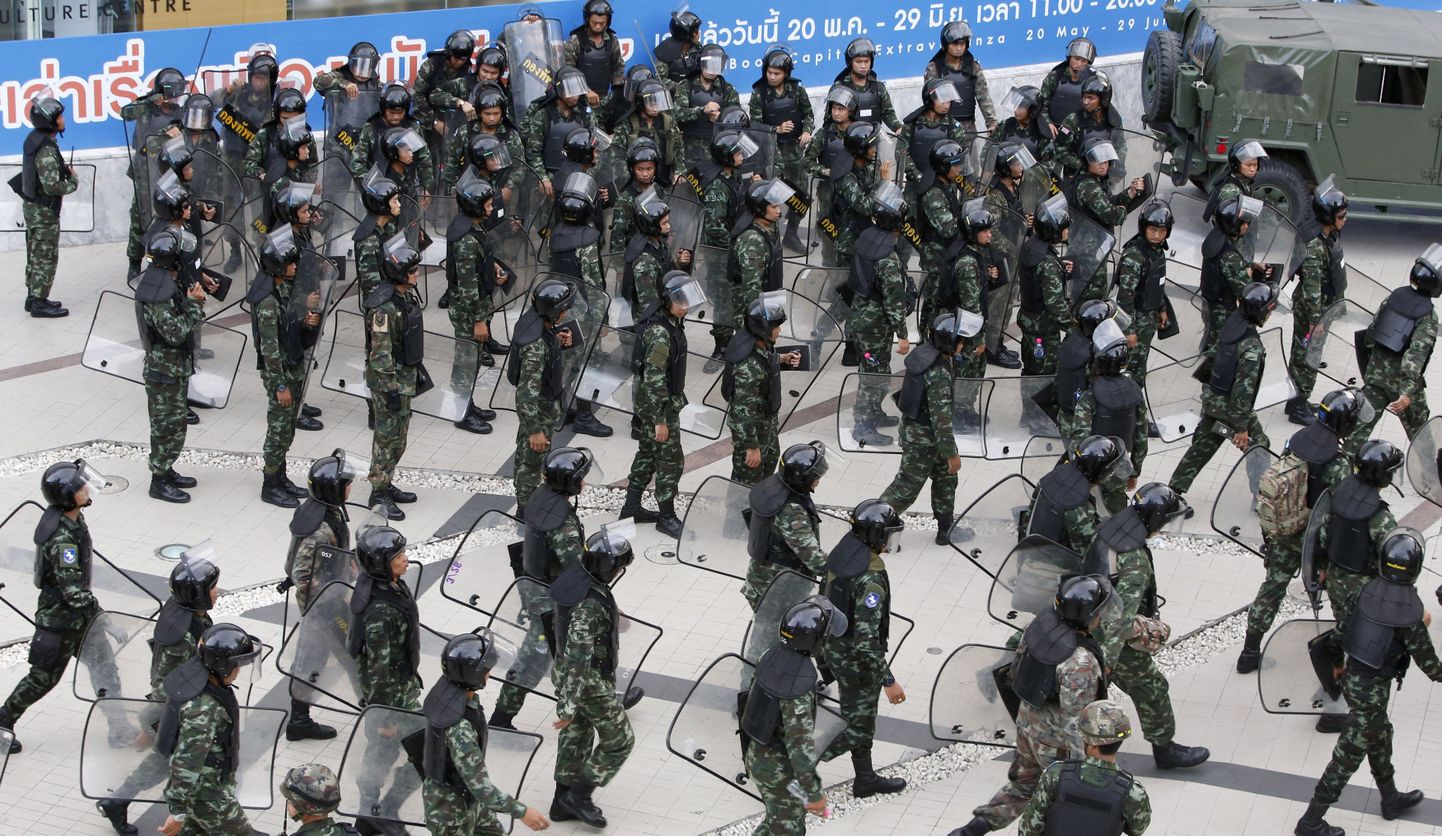 Kilpidega varustatud sõdurid Bangkokis, kus nad pidid saatma laiali hunta tegevuse vastu meelt avaldanud inimesi.