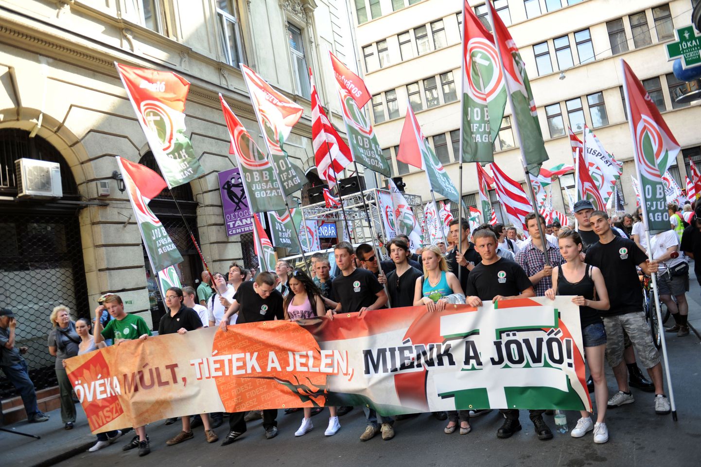 Jobbiki liikmed ja toetajad möödunud aastal valitsuse majanduspoliitika vastasel meeleavaldusel plakatiga "Minevik on nende, olevike on teie, tulevik on meie".