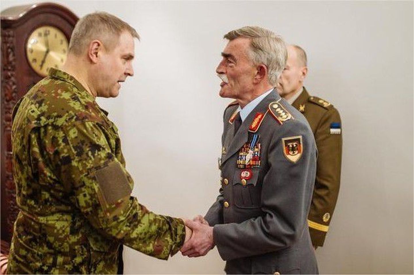 NATO Brunssumi ühendväejuhatuse ülem sai kaitseväe teenetemärgi.