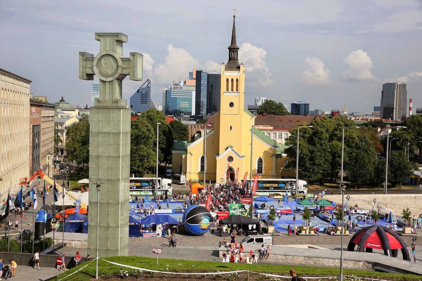 Соревнования по уличному баскетболу в Таллинне.